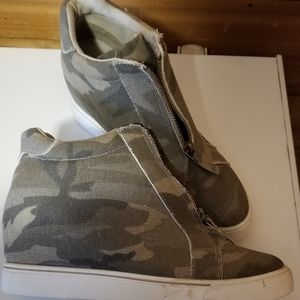Camo Wedge boots